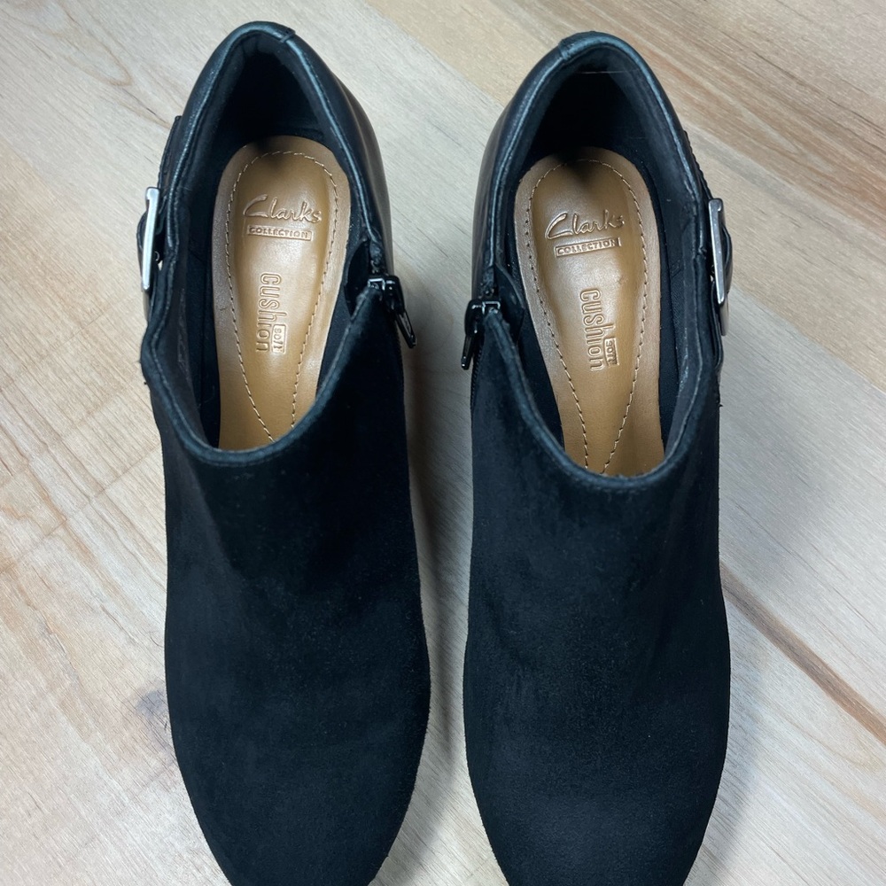 Clarks Cushion Soft Black Ankle Bootie Heels Size 8 Buckle Zip Comfort